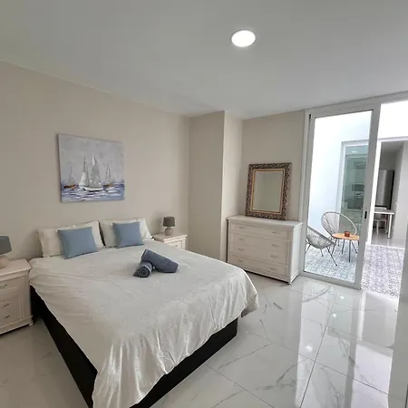 Nyaraló House Patio Azul *